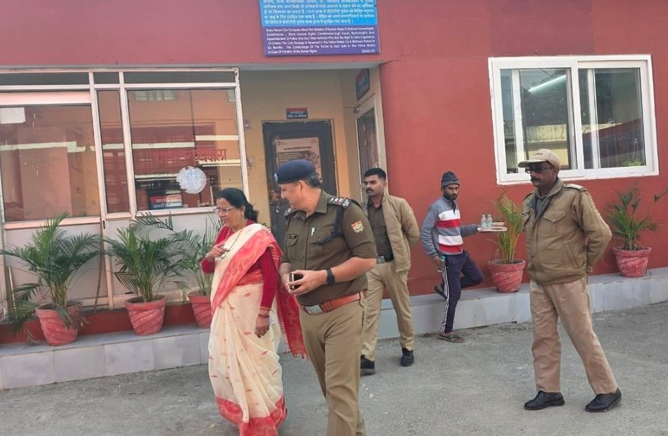 उत्तराखंड राज्य महिला आयोग अध्यक्ष कुसुम कंडवाल का निरीक्षण,रायवाला थाने में महिलाओं से जुड़े मामलों की करी समीक्षा
