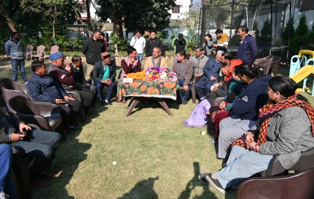 सैनिक कल्याण मंत्री गणेश जोशी से उपनल कर्मचारी महासंघ के पदाधिकारियों ने भेंट कर समान कार्य समान वेतन के लिए जताया आभार