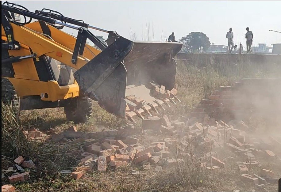 40 बीघा अवैध प्लॉटिंग पर चला ध्वस्तीकरण का बुलडोज़र