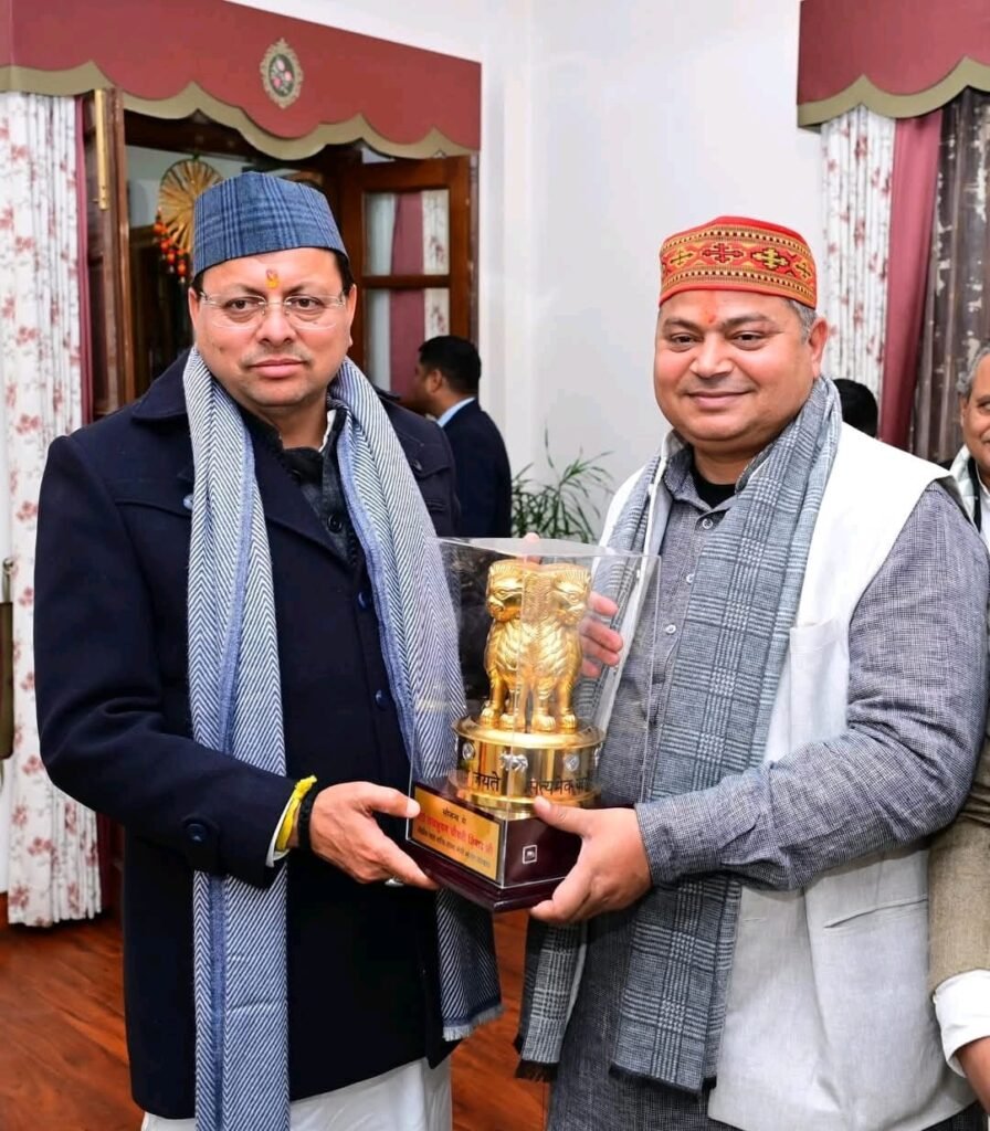 मुख्यमंत्री धामी से केंद्रीय राज्य मंत्री डॉ. राज भूषण चौधरी ने की शिष्टाचार भेंट