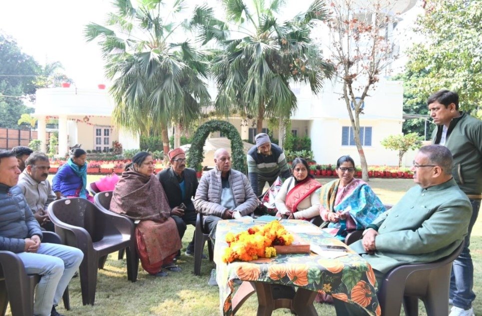 कृषि सहायकों के पदाधिकारियों ने कृषि मंत्री गणेश जोशी से शासकीय आवास पर की भेंट