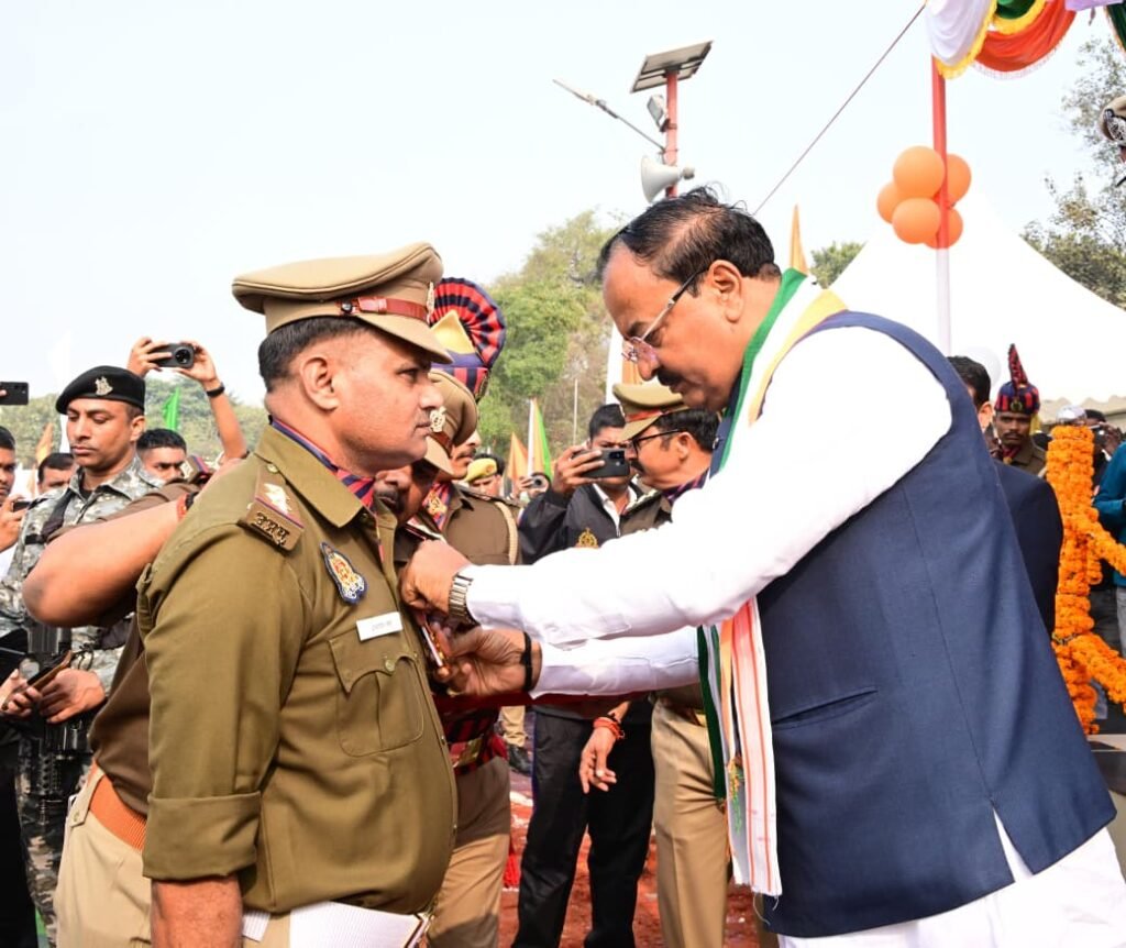 पुलिस लाइन प्रयागराज में उप मुख्यमंत्री केशव प्रसाद मौर्य ने राष्ट्रगान के साथ लहराया तिरंगा