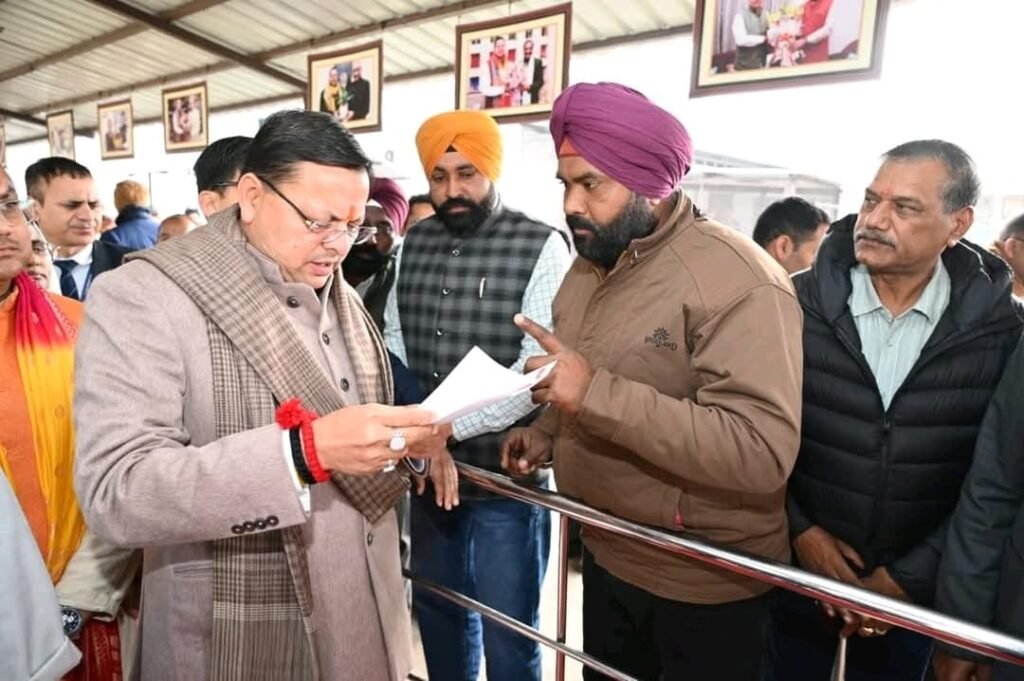 खटीमा दौरे के दूसरे दिन मुख्यमंत्री धामी ने लोहियाहेड व हेलीपेड पर जनता से की मुलाकात,सुनीं जनसमस्याएं