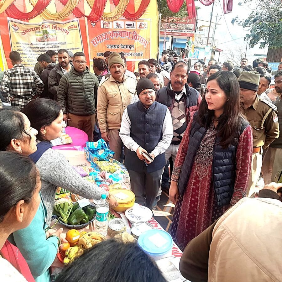 जन-जन के द्वार पहुँची सरकार : सुदूरवर्ती गांव लाखामंडल में प्रशासन ने सुनीं जन समस्याएं, 1844 लाभार्थियों को मिला सेवाओं का लाभ