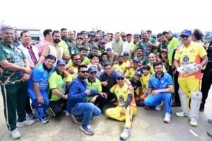 सीएम धामी ने किया अंतर क्रिकेट टूर्नामेंट का शुभारंभ, खिलाड़ियों संग खेलकर बढ़ाया उत्साह