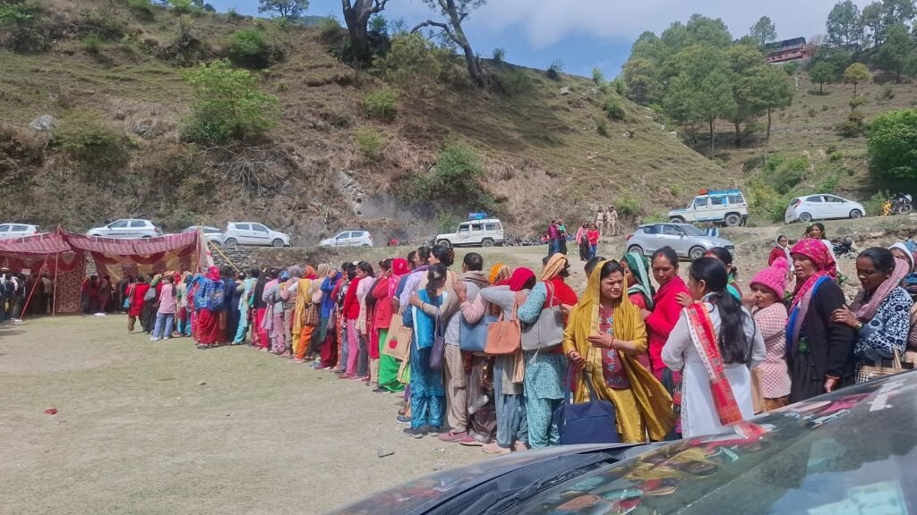 देवाल में रोटरी क्लब ने लगाया स्वास्थ्य शिविर, 1015 लोगों की जांच