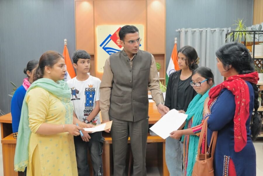 डीएम सविन बंसल की संवेदनशील पहल, दो जरूरतमंद महिलाओं को सीएसआर फंड से 1–1 लाख की आर्थिक सहायता