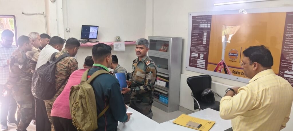 एलपीजी कालाबाजारी पर प्रशासन का शिकंजा, 15 सिलेंडर जब्त