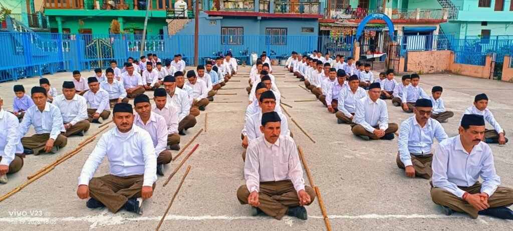 पुष्प वर्षा के साथ किया स्वयं सेवकों का स्वागत