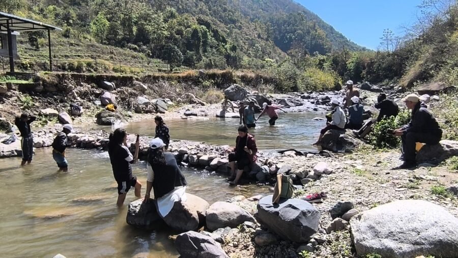 अंतरराष्ट्रीय जल दिवस पर एनएसएस शिविर में मधुगंगा नदी पर चलाया स्वच्छता अभियान