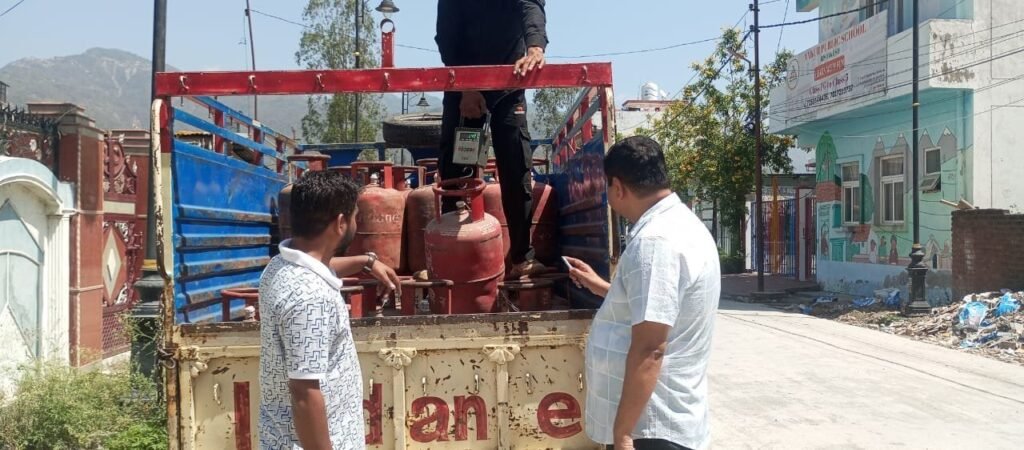 गैस की कालाबाजारी एवं अवैध रिफिलिंग पर जिलाधिकारी सख्त, संलिप्तों पर प्राथमिकी दर्ज