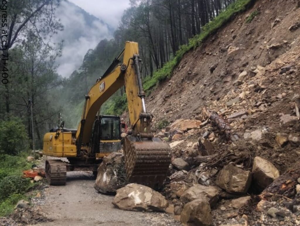 मूसलाधार बारिश से उत्तराखंड बेहाल: यमुनोत्री पैदल मार्ग धंसा, दो कांवड़िए घायल, टिहरी की नौ सड़कें बंद