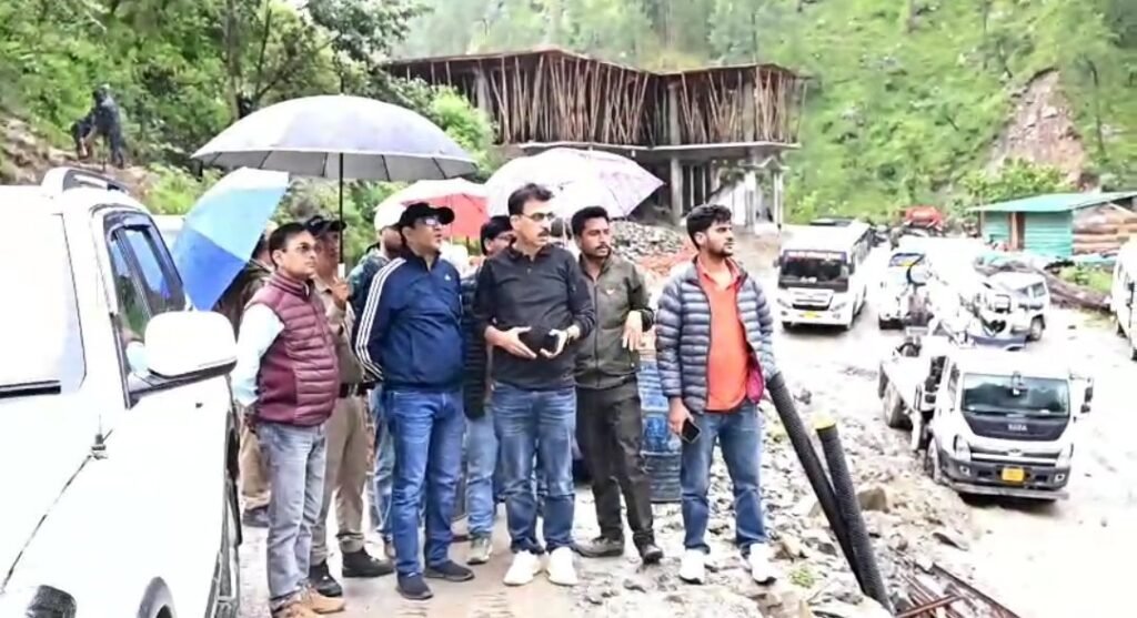 लगातार बारिश के बीच डीएम प्रशांत आर्य ने स्यानाचट्टी का किया निरीक्षण, राहत कार्य तेज करने के निर्देश