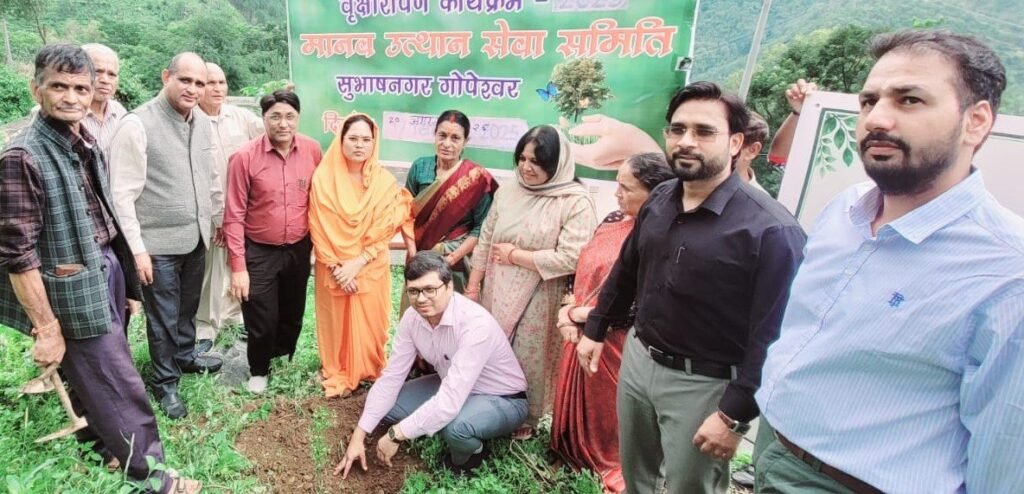 सेन्टर स्कूल परिसर में पौधरोपण, पर्यावरण संरक्षण का लिया संकल्प