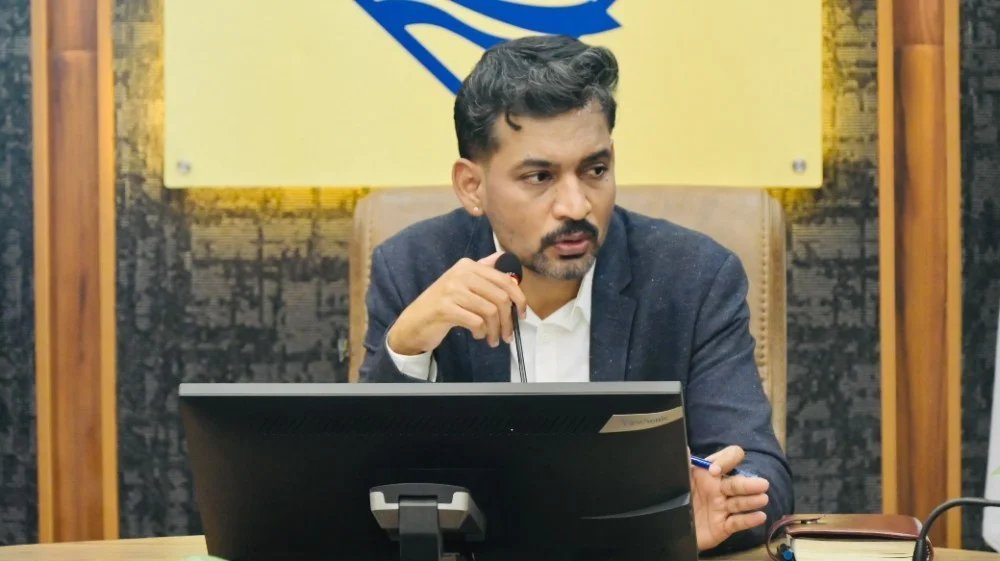 सीएम हेल्पलाइन की लंबित शिकायतों का प्राथमिकता से करें निस्तारणः जिलाधिकारी; 180 दिन से अधिक लंबित शिकायतों पर अधिकारियों को चेतावनी