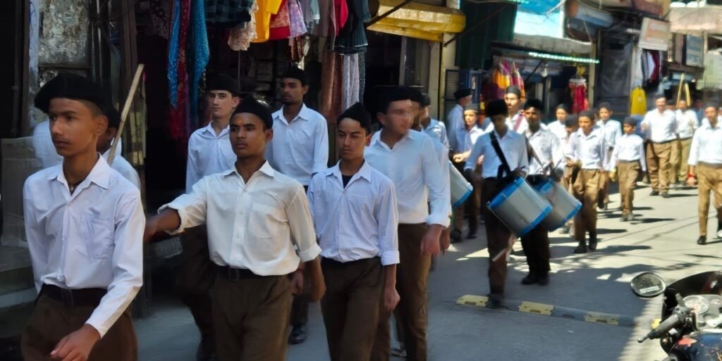विजयदशमी पर्व पर आरएसएस ने किया गोपेश्वर में पथ संचलन