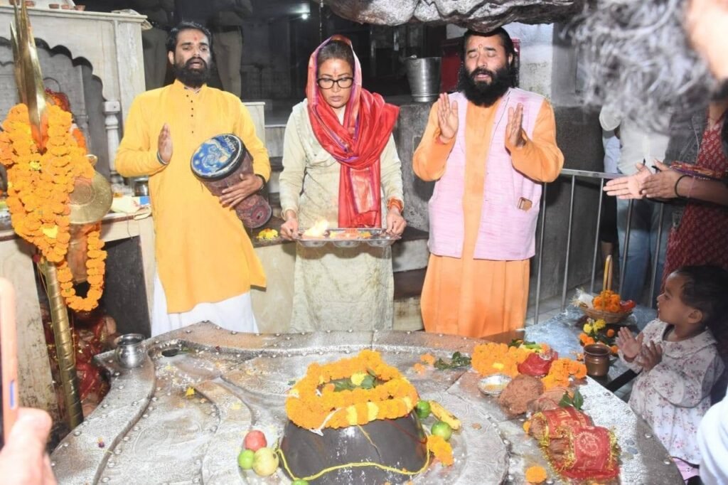 अस्पताल से सीधे टपकेश्वर मंदिर पहुंचीं कैबिनेट मंत्री रेखा आर्या, बोलीं – फिर लौटूंगी जनता की सेवा में