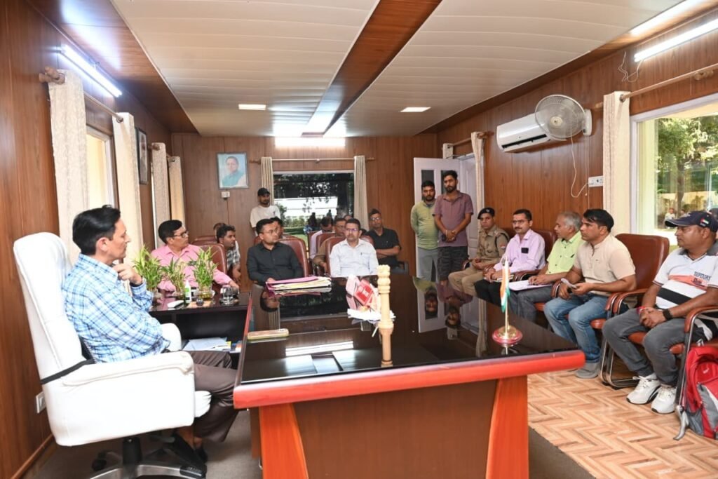 आयुक्त दीपक रावत का सख्त एक्शन, प्लॉट विवाद में तीन दिन का अल्टीमेटम, गड्ढामुक्त सड़कों की जमीनी जांच के निर्देश; गुणवत्ता में कमी पर अधिकारी होंगे जिम्मेदार